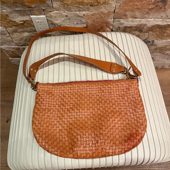 Clare VWoven Leather Moyen Messenger Bag